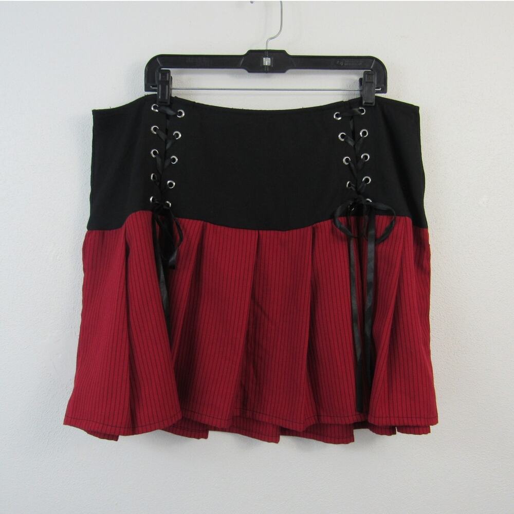 Hot Topic Size 3 Plus Size Black & Red Lace-Up Yoke Skirt Pleated Goth - Picture 2 of 5